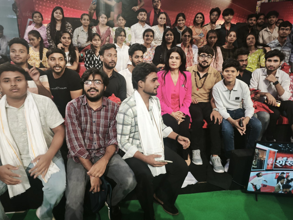 HLM College Students Live @ Aaj Tak News Studio